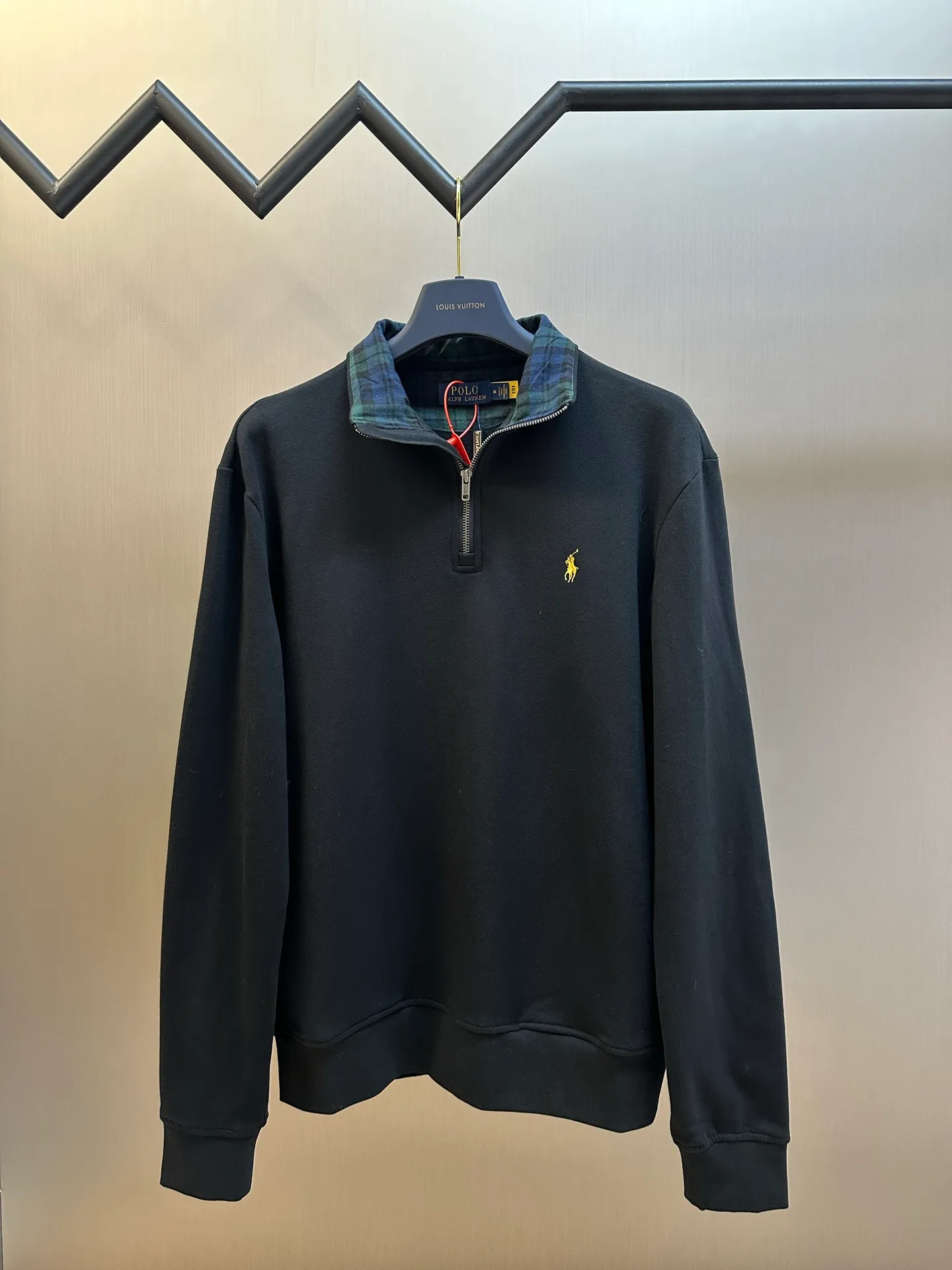 P370 Ralph Lauren gold embroidered half turtleneck sweatshirt, custom-made with elegant fine cotton velvet feel, plaid twill trim on the neckline, and exquisite gold pony logo embellishment, it has its own focus and is fully recognizable.  It adopts imported machine embroidery technology, advanced computer control system and precision mechanical components to realize the pony logo embroidery operation. The fabrics have been washed, so they have a better feel and texture and are not easily deformed.  size：s m l xl